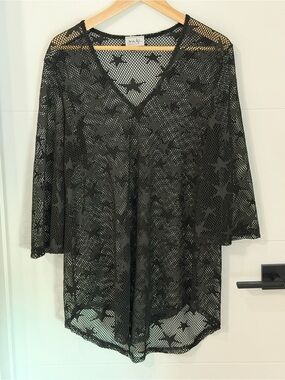 Jordan Taylor: Black Star Mesh Coverup Tunic (ptp approx 20in)